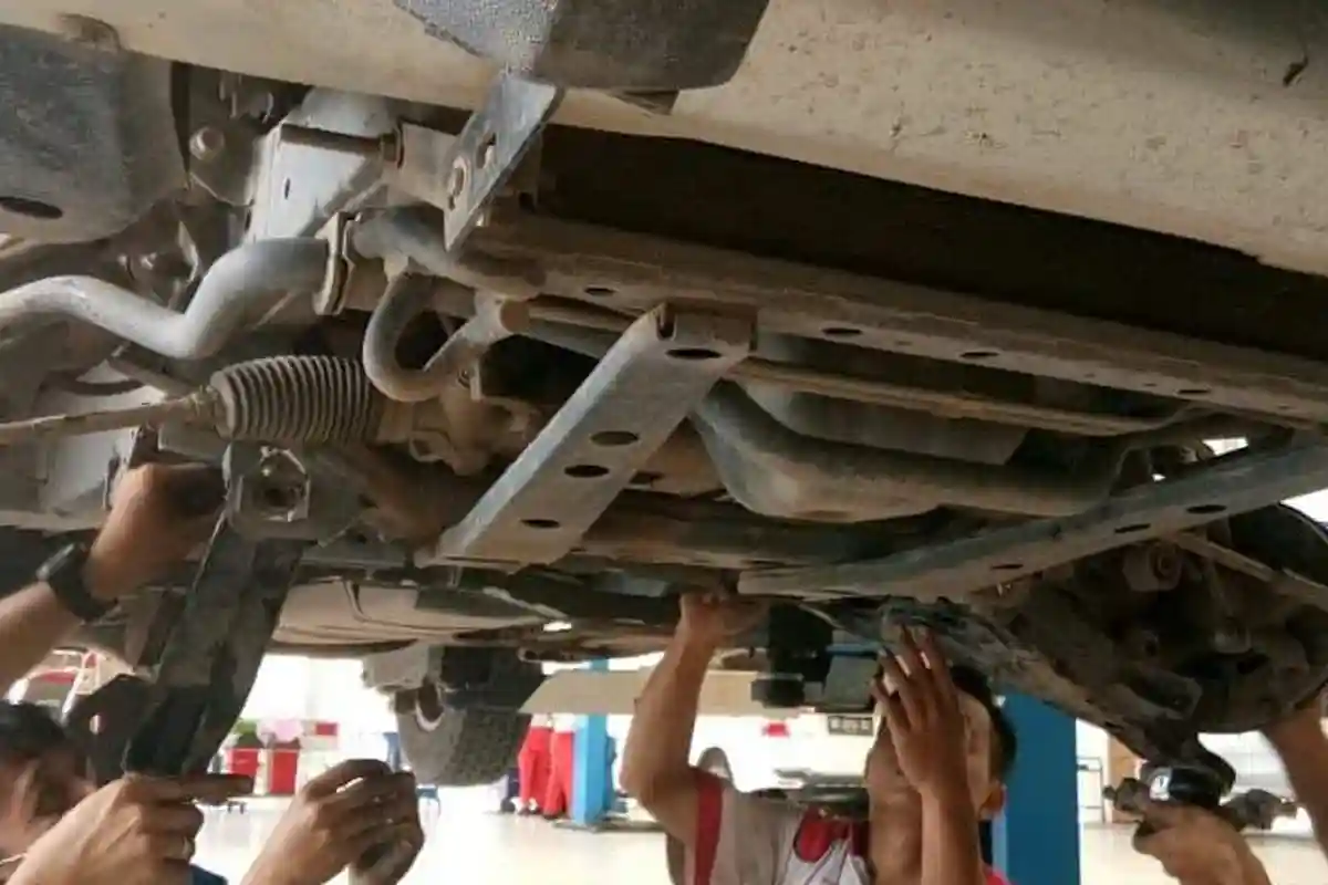 Pengecekkan Mobil Bekas Banjir