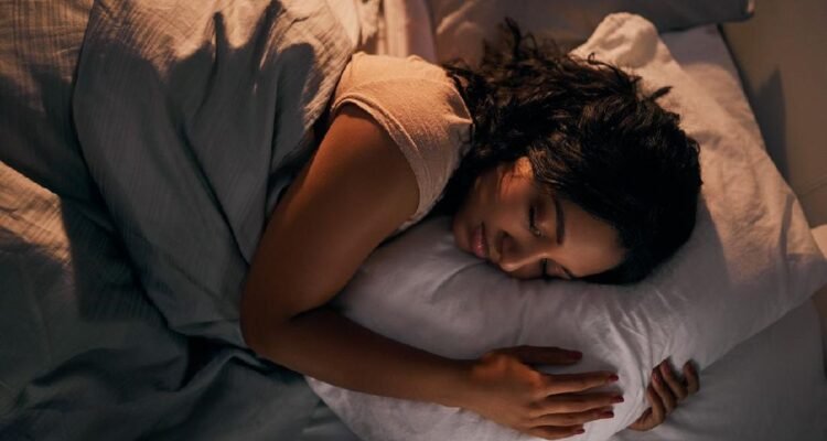 Tidur Miring ke Kiri Bisa Cegah Asam Lambung Naik? Ini Penjelasan Medisnya